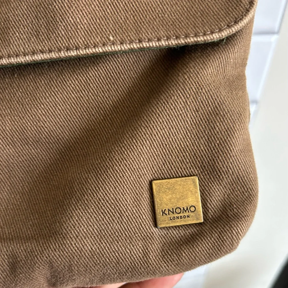 Knomo London unisex Laptop Bag / Brown / Olive Green inside